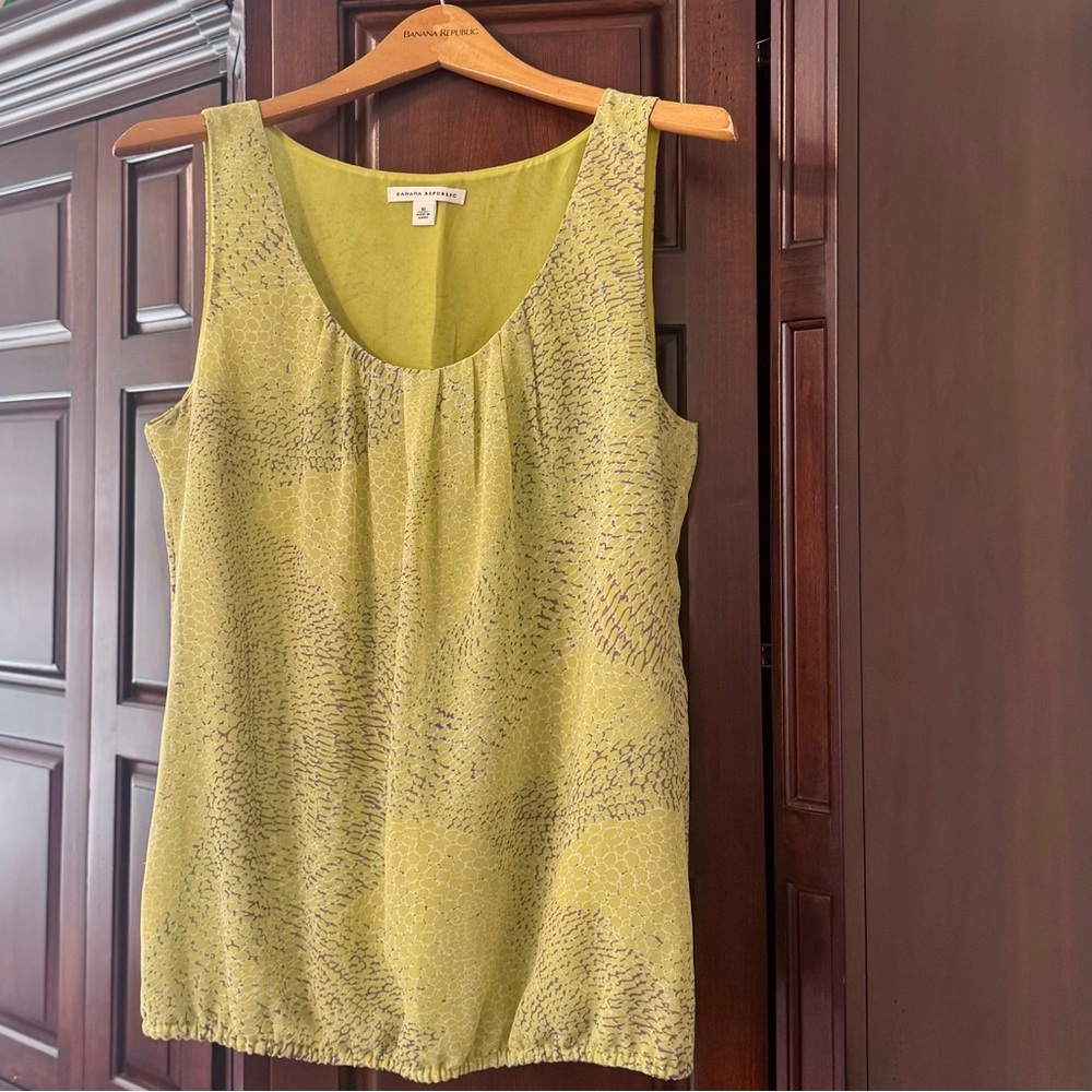 Banana Republic - Women's Green Patterned Sleeveless Top - Size Medium